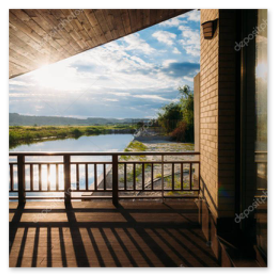 Sonnige Holzterrasse