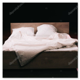 Schlafzimmer mit Massivholzbett und Schrank