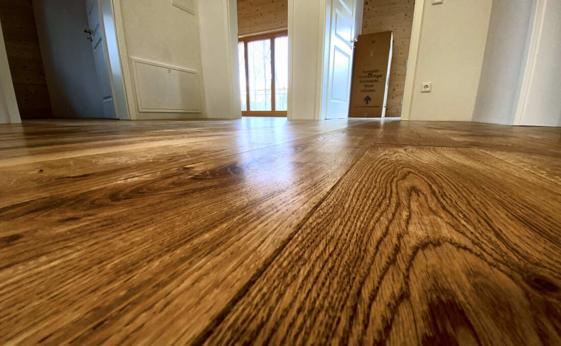 Verlegung eines hochwertigen Holzbodens in Wohnraum