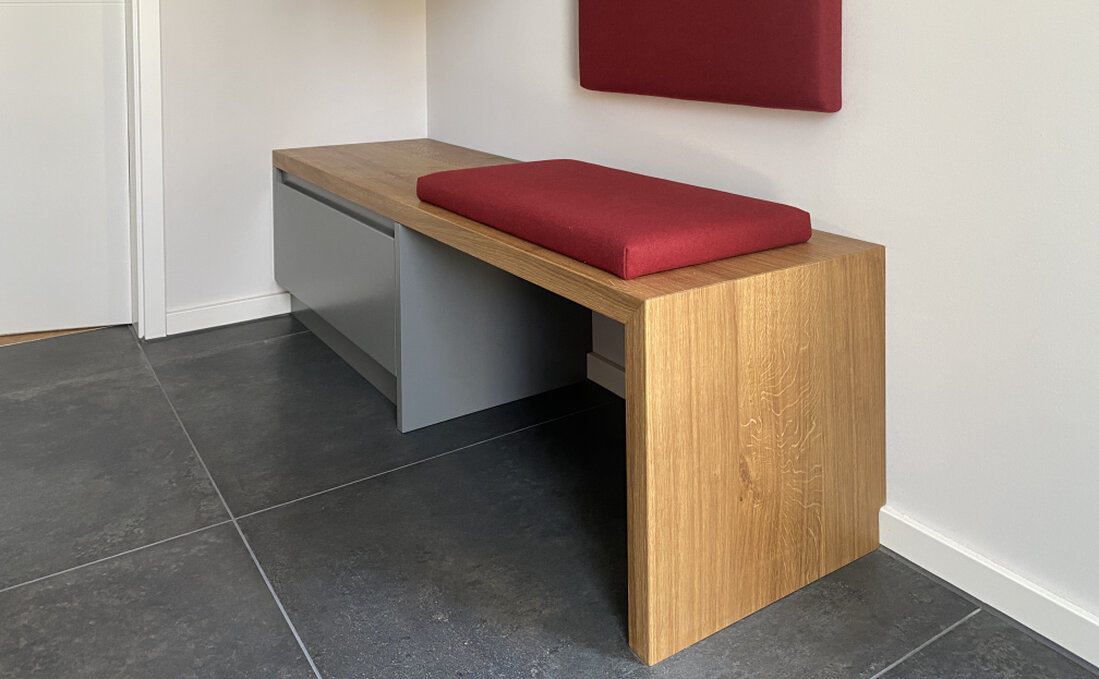 Garderobe mit Sitzbank aus Holz