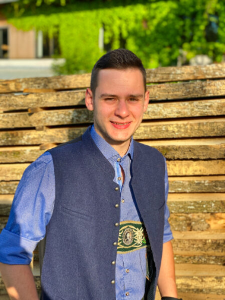 Porträt von Geschäftsführer Lorenz Mayer in der Werkstatt