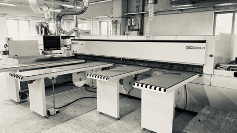 CNC-Fräse in moderner Schreinerei
