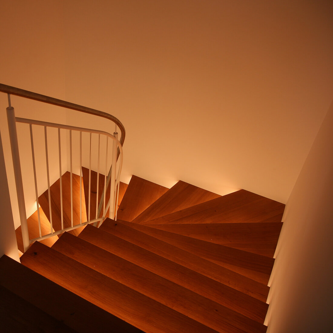 Massivholztreppe mit Geländer im Wohnhaus