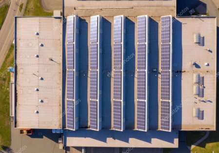 Photovoltaikanlage auf dem Dach der Werkstatt