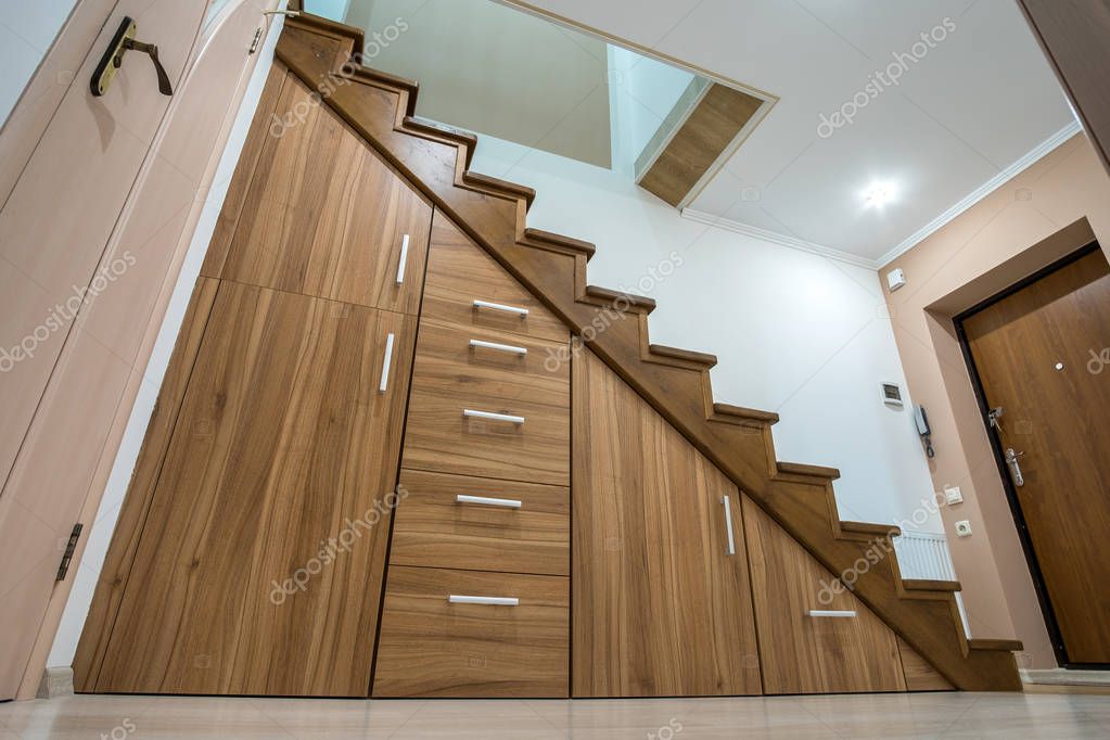 Holztreppe mit integrierter Garderobe