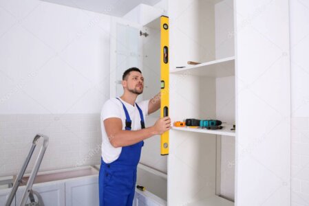 Monteur wartet einen Einbauschrank für lange Lebensdauer