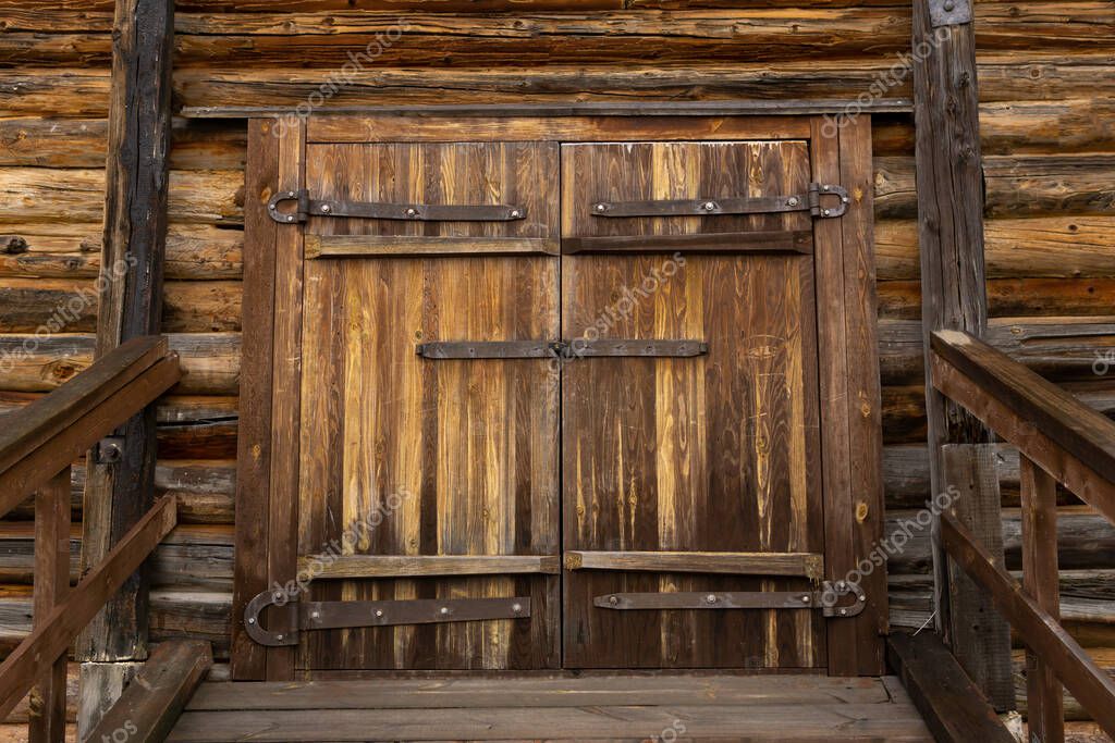 Holzportal an Wirtschaftsgebäude